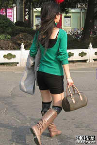 一边伸舌头一边快速喘气音