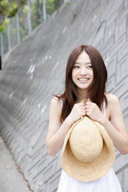 抱着边走边撞水流了一地的水